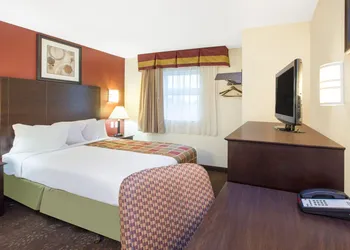 Travelodge by Wyndham Romulus Detroit Airport hotel thumbnail 7