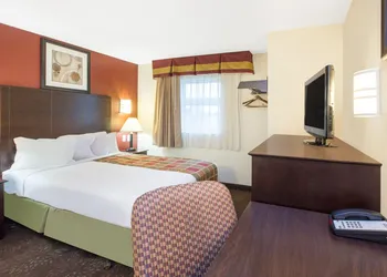 Travelodge by Wyndham Romulus Detroit Airport hotel thumbnail 7