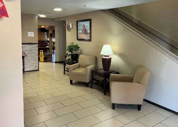 Quality Inn & Suites Farmington hotel thumbnail 3