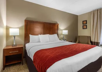 Comfort Inn & Suites Hamilton Place hotel thumbnail 3