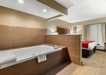 Comfort Inn & Suites Hamilton Place hotel thumbnail 8