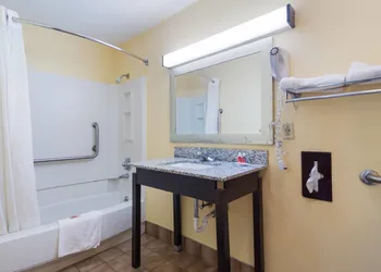 Econo Lodge Battleboro - Rocky Mount I-95 hotel thumbnail 6