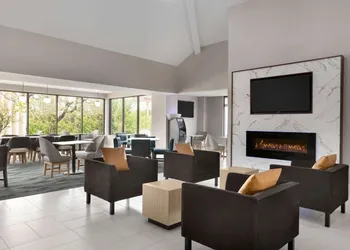 La Quinta Inn & Suites by Wyndham Dothan hotel thumbnail 2