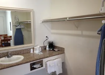 Scottish Inns Long Beach hotel thumbnail 4