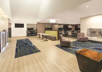 La Quinta Inn & Suites by Wyndham Philadelphia Airport hotel thumbnail 4