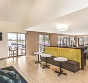 La Quinta Inn & Suites by Wyndham Philadelphia Airport hotel detail image 5