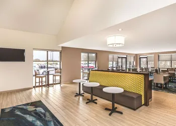La Quinta Inn & Suites by Wyndham Philadelphia Airport hotel thumbnail 5
