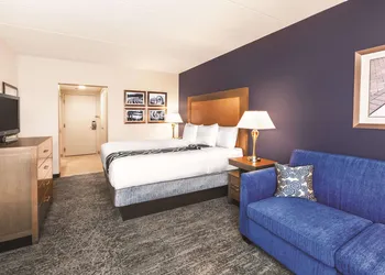 La Quinta Inn & Suites by Wyndham Philadelphia Airport hotel thumbnail 7