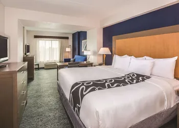 La Quinta Inn & Suites by Wyndham Philadelphia Airport hotel thumbnail 8