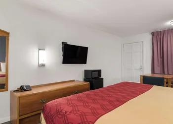 Econo Lodge Calhoun North Damascus hotel thumbnail 7