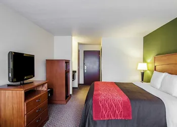 Comfort Inn & Suites Salem Northeast hotel thumbnail 4
