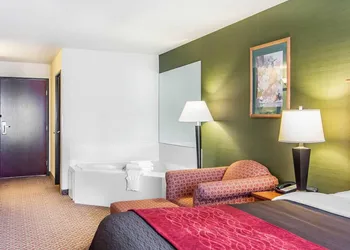 Comfort Inn & Suites Salem Northeast hotel thumbnail 5