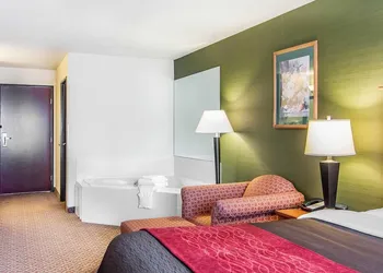 Comfort Inn & Suites Salem Northeast hotel thumbnail 5