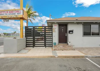 Desert Moon Motel hotel thumbnail 2