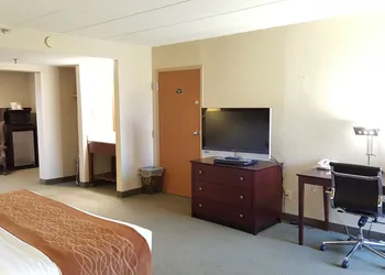 Comfort Inn Cincinnati Northeast hotel thumbnail 8