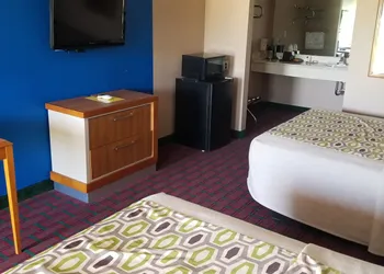 Scottish Inn & Suites hotel thumbnail 6