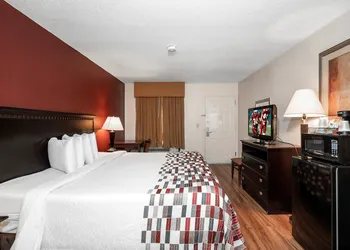 Red Roof Inn & Suites Oxford hotel thumbnail 5