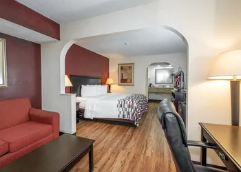 Red Roof Inn & Suites Oxford hotel thumbnail 7