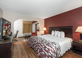 Red Roof Inn & Suites Oxford hotel thumbnail 8