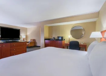 Crowne Plaza Dulles Airport by IHG hotel thumbnail 8