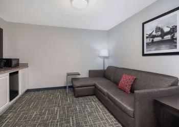 La Quinta Inn & Suites by Wyndham Atlanta Airport South hotel thumbnail 5