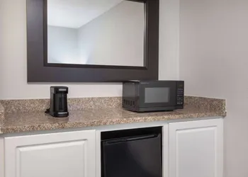 La Quinta Inn & Suites by Wyndham Atlanta Airport South hotel thumbnail 6