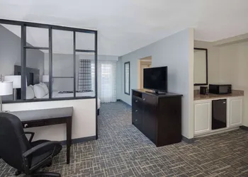 La Quinta Inn & Suites by Wyndham Atlanta Airport South hotel thumbnail 7
