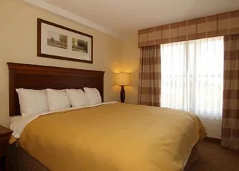 Comfort Inn & Suites Dover near Speedway hotel thumbnail 5