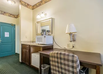 Country Inn & Suites by Radisson, Elkhart North hotel thumbnail 8