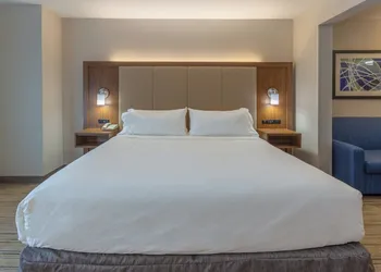 Holiday Inn Express & Suites Milwaukee Nw Park Place by IHG hotel thumbnail 4