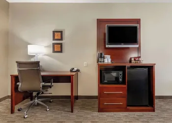 Holiday Inn Express & Suites Milwaukee Nw Park Place by IHG hotel thumbnail 5