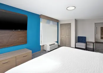 Holiday Inn Express & Suites Milwaukee Nw Park Place by IHG hotel thumbnail 8