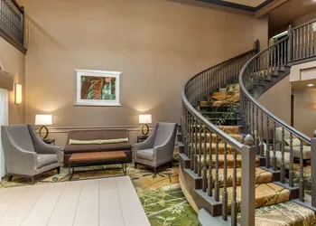 Quality Suites Sherman hotel thumbnail 2