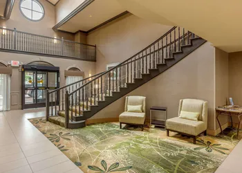 Quality Suites Sherman hotel thumbnail 3