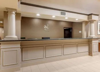 Quality Suites Sherman hotel thumbnail 4