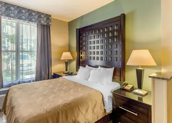 Quality Suites Sherman hotel thumbnail 5