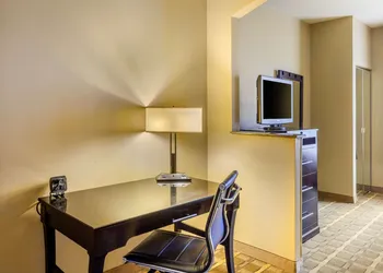 Quality Suites Sherman hotel thumbnail 6