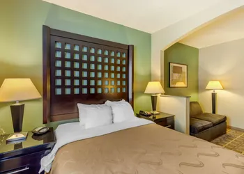 Quality Suites Sherman hotel thumbnail 7