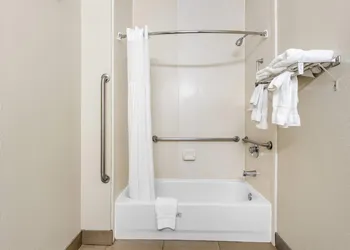 Comfort Suites Sumter near Shaw AFB hotel thumbnail 4