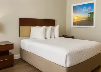 Days Inn by Wyndham Bradenton I-75 hotel thumbnail 5
