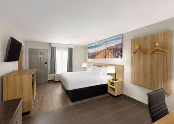 Days Inn by Wyndham Clarksville North hotel thumbnail 4