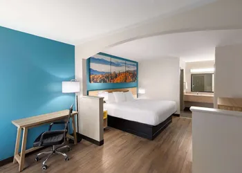 Days Inn by Wyndham Clarksville North hotel thumbnail 6