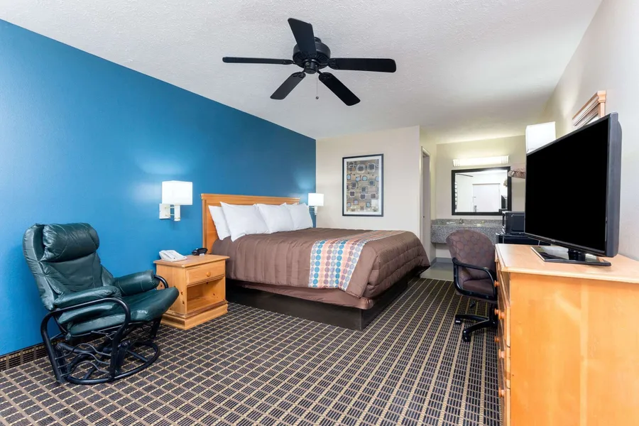Days Inn by Wyndham Forest hotel detail image 6