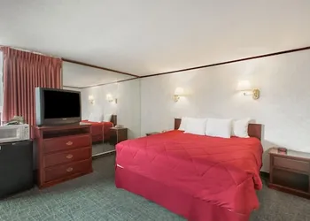 Schenectady Inn & Suites hotel thumbnail 2