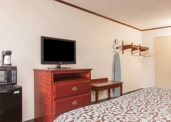 Schenectady Inn & Suites hotel thumbnail 7
