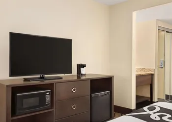La Quinta Inn & Suites by Wyndham Richmond-Midlothian hotel thumbnail 8