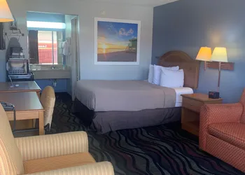 Days Inn by Wyndham Fort Myers hotel thumbnail 3