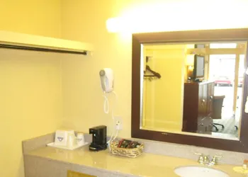 Days Inn by Wyndham Brunswick/St. Simons Area hotel thumbnail 2