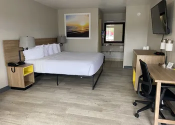 Days Inn by Wyndham Brunswick/St. Simons Area hotel thumbnail 3