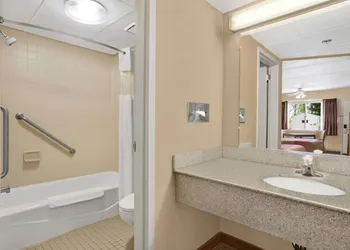 Days Inn by Wyndham Harrisburg North hotel thumbnail 6